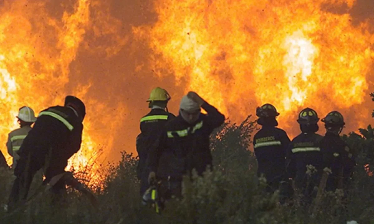 Dos muertos en un violento incendio forestal en España en medio de la ola de calor