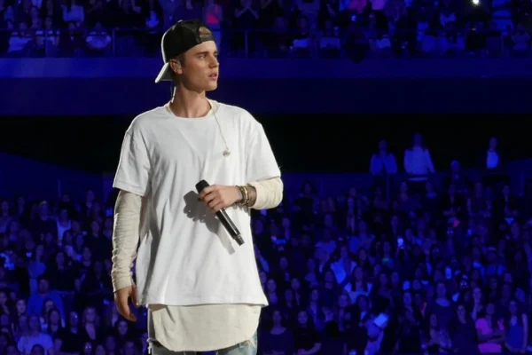 Justin Bieber lanzará su séptimo álbum de estudio el viernes, según The Hollywood Reporter