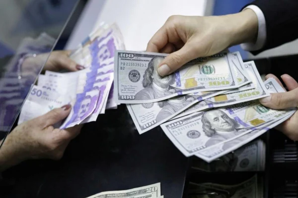 ¡Antención dominicanyorks! Latinos deberán pagar 1 % extra al enviar remesas desde EE. UU.