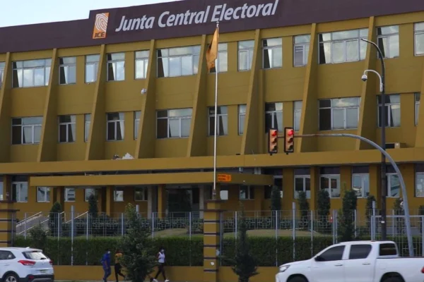JCE redistribuye fondos públicos y reordena la boleta electoral para 2028
