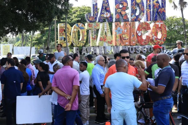 Ciudadanos protestan contra la reducción del Jardín Botánico