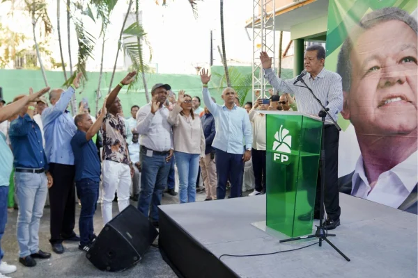 Leonel Fernández juramenta nuevos miembros de la Fuerza del Pueblo en Baní