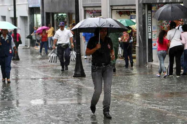 Onda tropical y vaguada continuarán generando fuertes aguaceros sobre el país, dice Indomet