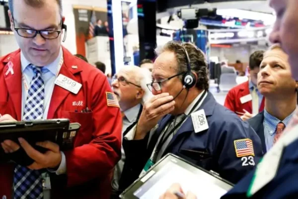 Wall Street abre en rojo tras el anuncio de Trump de aranceles del 30 % a la UE y México