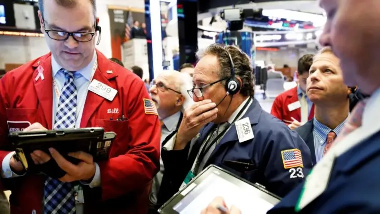 Wall Street abre en rojo tras el anuncio de Trump de aranceles del 30 % a la UE y México