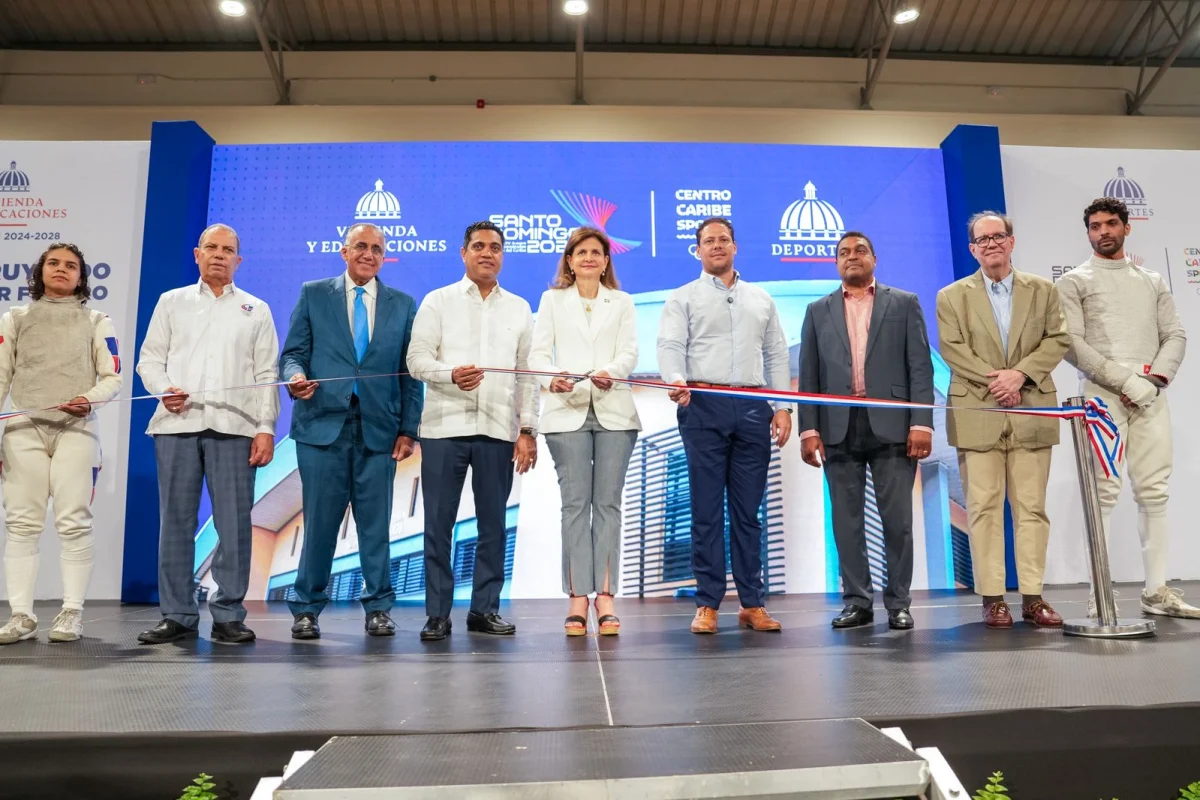 Raquel Peña y Carlos Bonilla entregan el Pabellón de Esgrima en Centro Olímpico