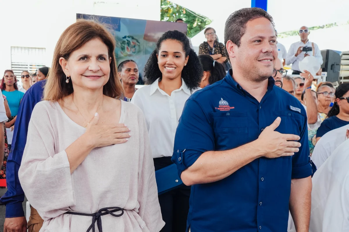 Raquel Peña y Carlos Bonilla entregan títulos a comunitarios de Bonao tras casi dos décadas de espera