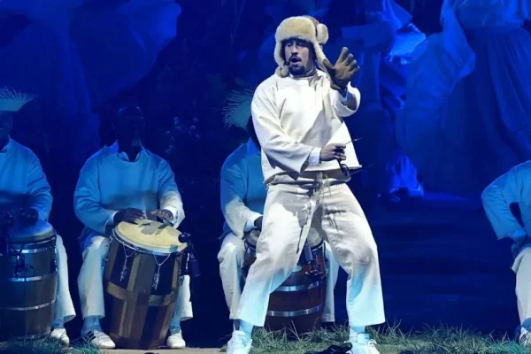 PETA denuncia a Bad Bunny por usar gallinas en sus conciertos