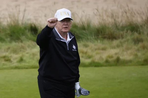 Trump inaugura su nuevo campo de golf en Escocia