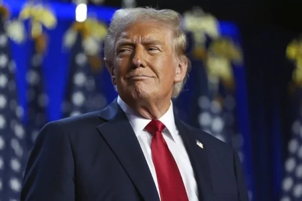 Trump amenaza con desplegar al ICE en aeropuertos desde el lunes si no hay acuerdo con demócratas