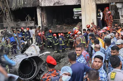 Se estrelló en una escuela un avión de entrenamiento militar de Bangladesh: 19 muertos