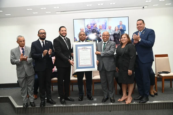 La Cámara de Diputados reconoce a Rubby Pérez por sus aportes a la cultura dominicana