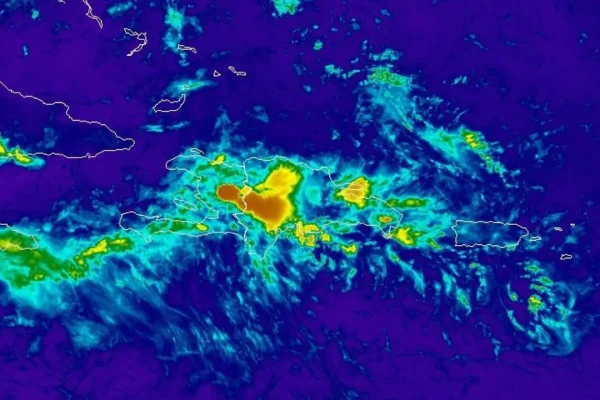 Onda tropical se aleja dejando lluvias ligeras en la tarde