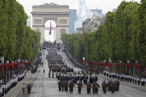 Francia exhibe músculo militar y alianzas en su desfile del 14 de julio