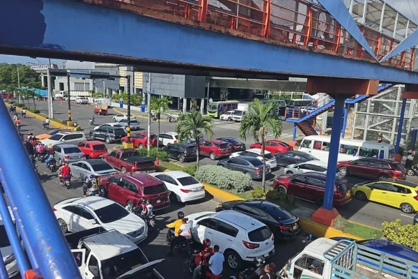 Largas filas y taponamientos en Villa Mella por suspensión del servicio en cinco estaciones del Metro