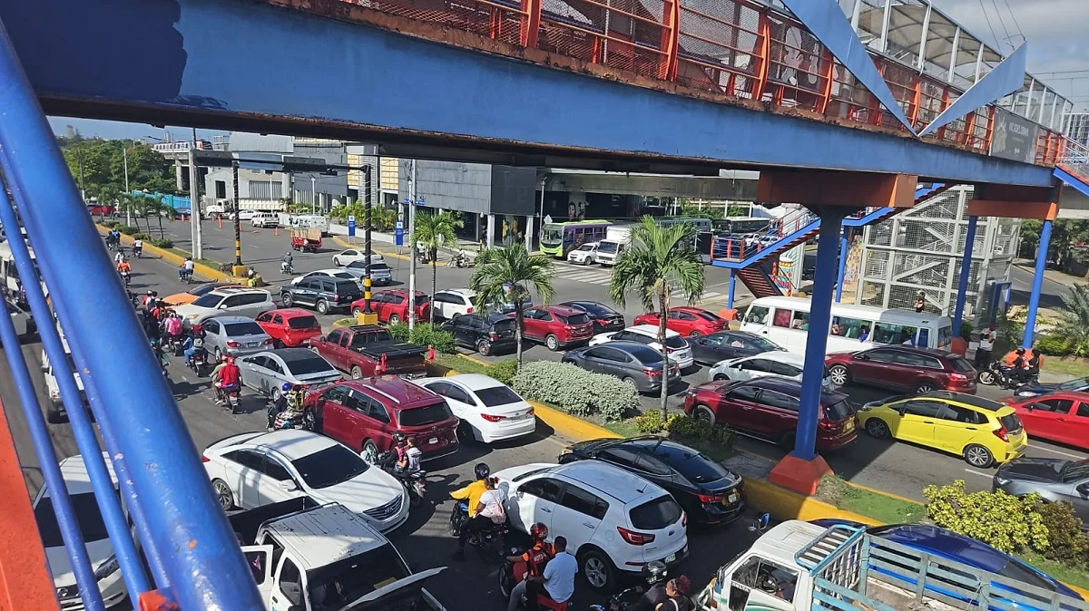 Largas filas y taponamientos en Villa Mella por suspensión del servicio en cinco estaciones del Metro