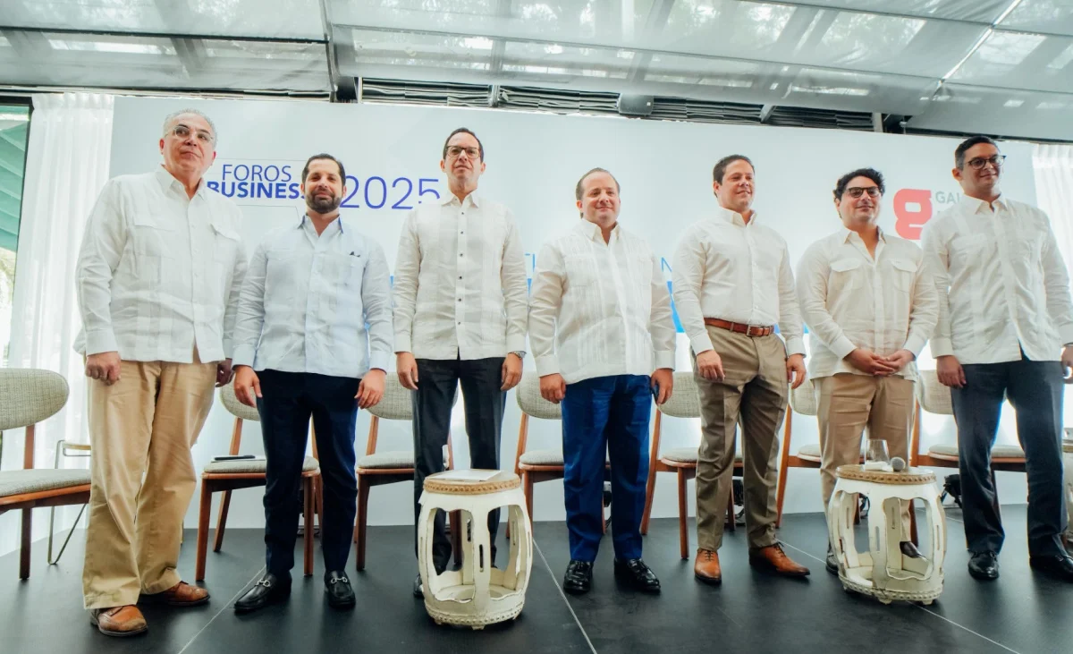 Ministro Bonilla destaca construcción de miles de viviendas y decenas de hospitales en Foro Business 2025