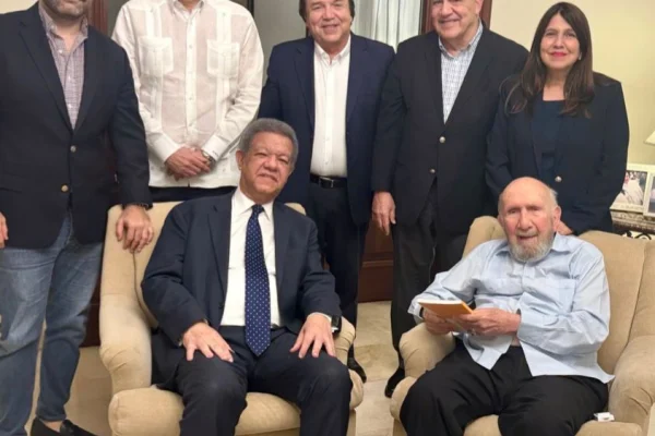 Leonel Fernández visita a Vincho Castillo por su cumpleaños
