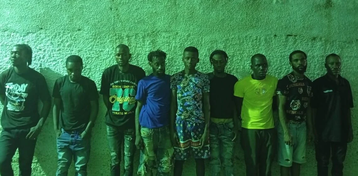 Policía captura a 18 indocumentados y arresta a conductora de yipeta en Valverde