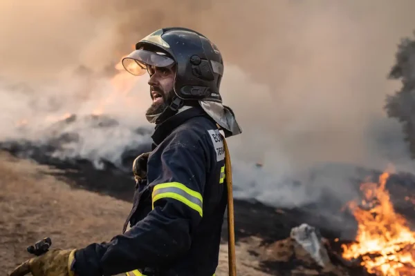 España continúa lucha contra incendios que ya arrasaron más de 380,000 hectáreas