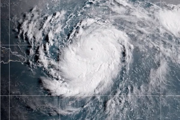 El huracán Erin crece y amenaza con marejadas y lluvias a Bahamas y Carolina del Norte