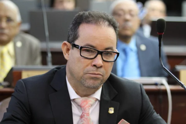 Amado Díaz ve necesidad de educación municipal para frenar la violencia social