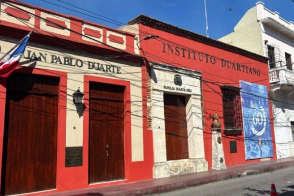 Acusan a un hombre de sustraer dos anillos del Instituto Duartiano
