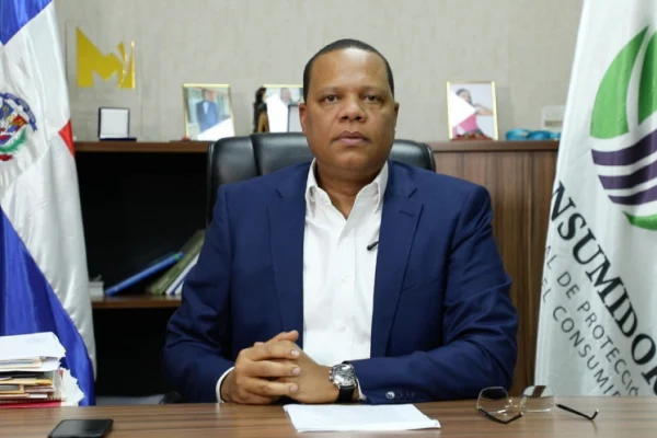 Eddy Alcántara vuelve a emplazar a Leonel Fernández a comprobar el precio real del pollo