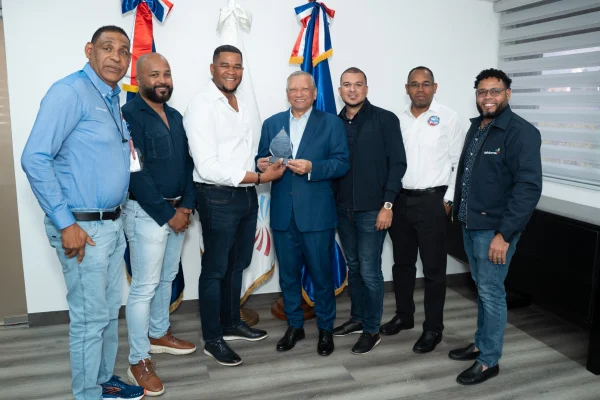 Reconocen a Leonardo Aguilera por mejorar calidad laboral durante gestión en Refidomsa