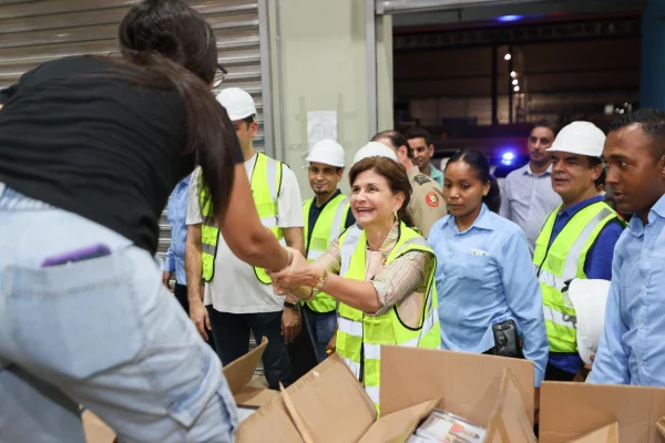 Raquel Peña supervisó casi a media noche entrega de kits del Inabie