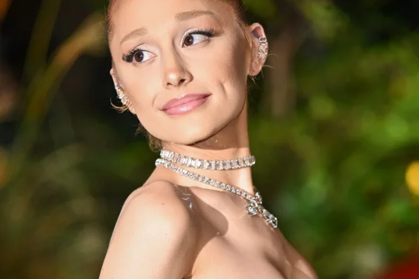 Ariana Grande anuncia su regreso a los escenarios con gira “The Eternal Sunshine” en 2026