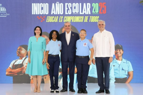 Abinader anuncia entrega total de kits escolares y reincorpora moral y cívica al currículo educativo