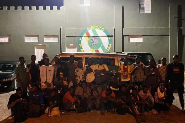 Detienen a 27 indocumentados en un miniván en San Juan de la Maguana