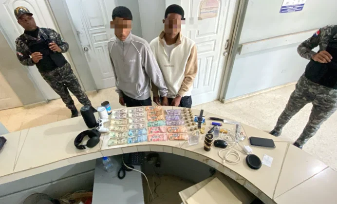 Policía recupera bienes y detiene a asaltantes en Los Guaricanos y Villa Mella