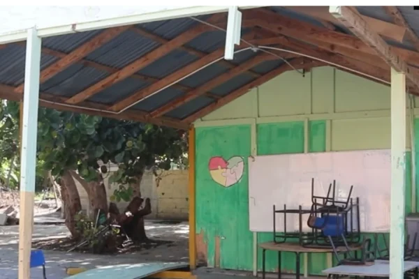 Estudiantes reciben docencia en un viejo bar en Azua