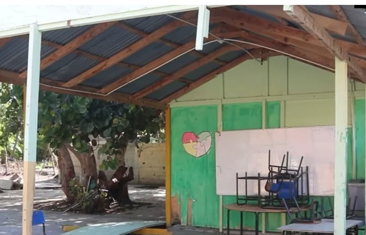 Estudiantes reciben docencia en un viejo bar en Azua
