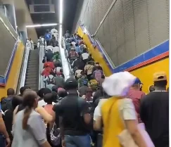 Usuarios del metro reportan largas filas y retrasos en el transfer entre la línea 1 y 2