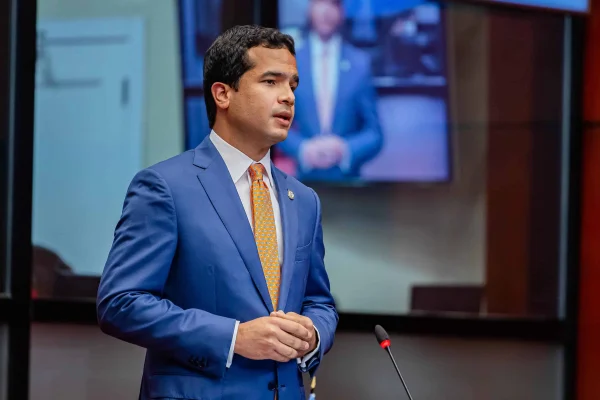 Omar Fernández reconoce esfuerzo de legisladores para aprobar Código Penal