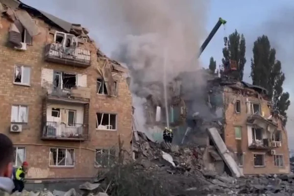 Sube a 14 el número de muertos por el ataque ruso contra Kiev, entre ellos tres menores
