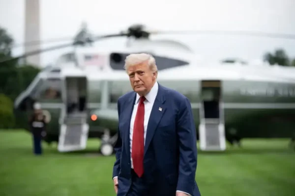 Trump viaja a la cumbre con Putin en Alaska acompañado de la cúpula de su gabinete