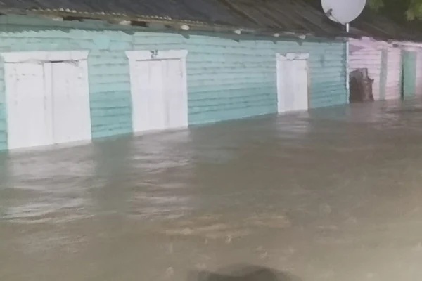 Fuertes lluvias inundan comunidad El Rosario en Azua; advierten de más inundaciones