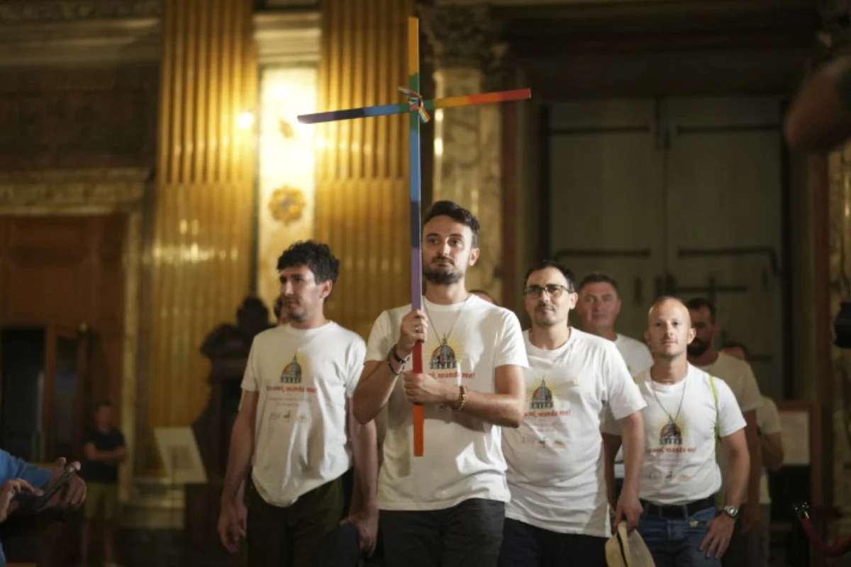 Más de 1,400 católicos LGBT+ realizan histórica peregrinación en Roma durante el Año Santo