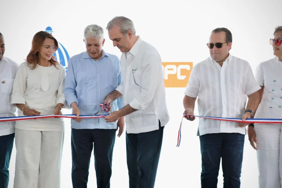 Tras 40 años de espera, presidente Abinader entrega carretera Villa Elisa-Punta Rucia-La Ensenada, que conecta Puerto Plata con Montecristi