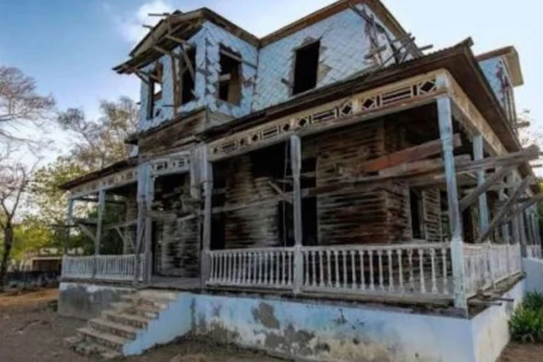 Investigan si hubo intencionalidad en incendio de la Villa Doña Emilia en Monte Cristi