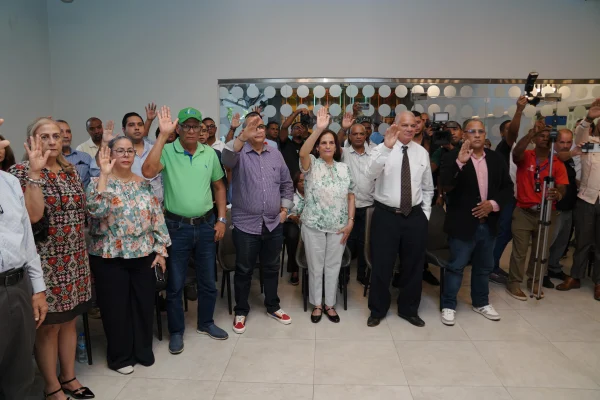 Leonel juramentó a médicos y profesionales de la salud en La Vega