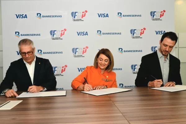 Real Federación Dominicana de Pádelfirma acuerdo con Visa y Banreservas
