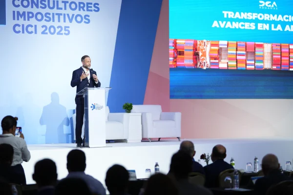 Aduanas detalla las ventajas del cumplimiento voluntario y la declaración anticipada ante consultores impositivos