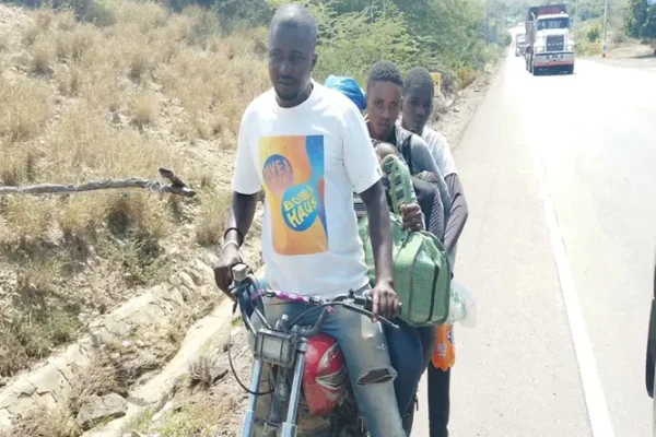 Ejército detiene haitianos indocumentados en motocicletas en zona costera de Montecristi