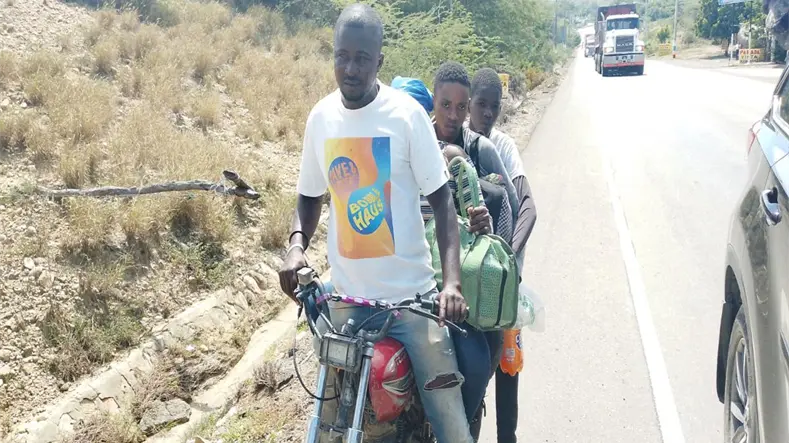 Ejército detiene haitianos indocumentados en motocicletas en zona costera de Montecristi