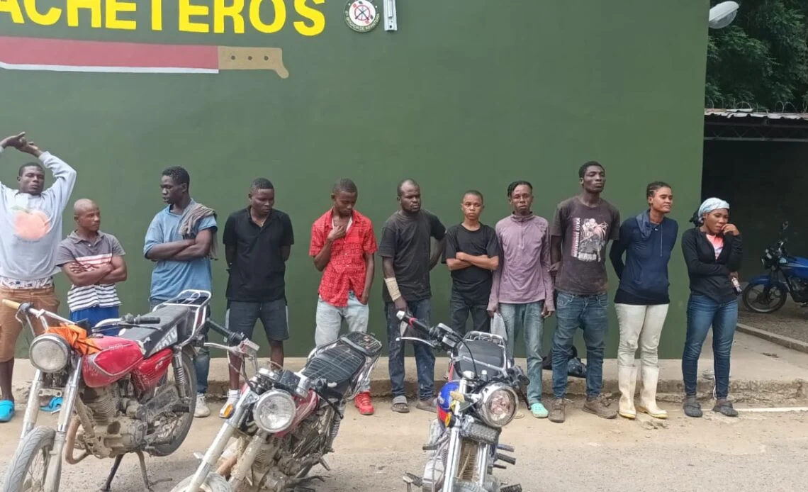 El Ejército sorprende a 11 indocumentados y ocupa tres motocicletas en Mao
